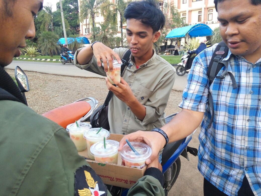 Gambar Anggota UKM LDK Al-Jami UIN Alauddin Makassar Bagi-Bagi Takjil Gratis